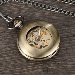Detailansicht einer mechanischen Skelett-Taschenuhr aus Bronze mit gebürstetem Finish
