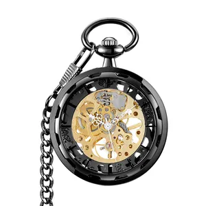 Gros plan détaillé d'une montre de poche mécanique vintage avec engrenages dorés.