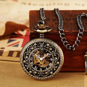 Gros plan d'une montre à gousset mécanique vintage en bronze ciselé fleuri