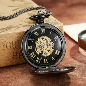 Vue détaillée d'une montre de poche mécanique noire avec cadran squelette doré