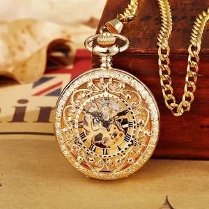 Détail d'une montre de poche mécanique dorée avec motifs sculptés creux et chiffres romains