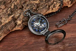 Vue détaillée de la montre à gousset squelette vintage avec couvercle à loupe intégrée
