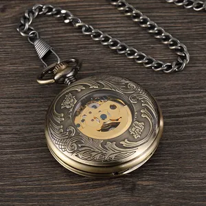 Detaillierte Nahaufnahme einer mechanischen Taschenuhr aus Bronze mit goldenem Werk