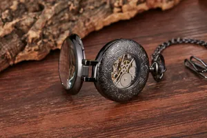 Gros plan détaillé d'une montre à gousset mécanique noire vintage à mouvement squelette