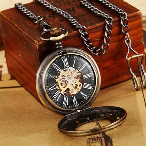 Gros plan détaillé d'une montre à gousset mécanique rétro ajourée avec finition bronze
