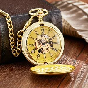 Vue macro détaillée d'une montre de poche mécanique squelette dorée rétro chic