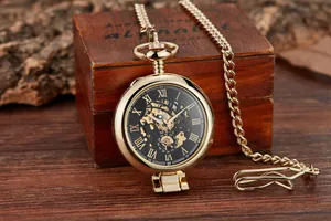 Montre à gousset mécanique squelette dorée vintage posée sur une boîte en bois rustique
