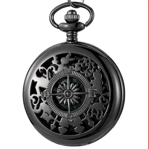 Detailopname van zwart metalen kompas zakhorloge met uitgehold klapdeksel design