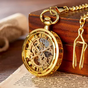Détail exquis d'une montre à gousset mécanique squelette dorée de style vintage.