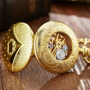 Vue détaillée d'une montre de poche mécanique dorée vintage avec engrenages apparents