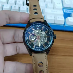Gros plan d'une montre mécanique squelette Forsining homme avec bracelet en cuir