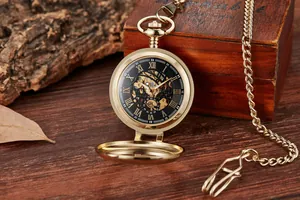 Détail d'une montre de poche mécanique squelette dorée vintage avec sa chaîne fine