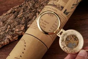 Gros plan d'une montre à gousset mécanique vintage avec loupe sur papier ancien