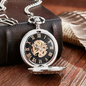 Détail d'une montre de poche mécanique vintage avec cadran squelette noir argenté