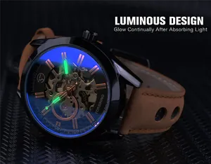 Gros plan de la montre mécanique Forsining avec aiguilles lumineuses et bracelet brun.