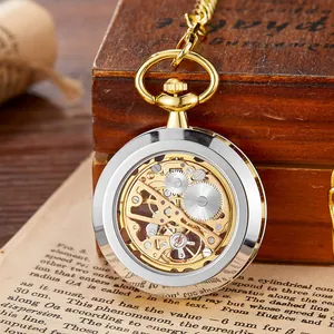 Gros plan d'une montre de poche mécanique vintage à remontage manuel avec rouages dorés