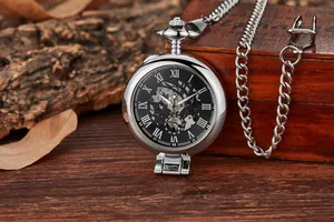 Gros plan détaillé d'une montre à gousset mécanique argentée avec cadran squelette