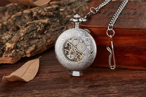 Vue macro détaillée d'une montre à gousset mécanique vintage aux engrenages ornés