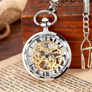 Vue détaillée d'une montre de poche mécanique vintage squelette à mouvement doré