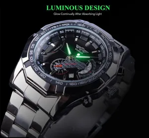 Gros plan montre squelette Winner pour homme avec des aiguilles lumineuses de nuit