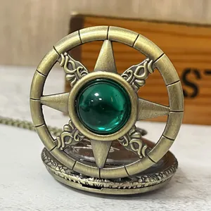 Montre à gousset vintage en bronze avec pierre verte et couvercle en étoile évidé élégant