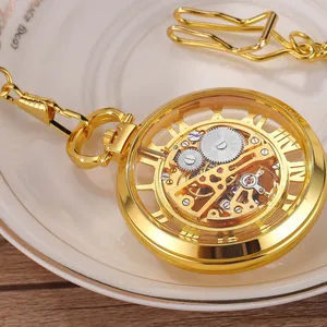 Gros plan détaillé des engrenages d'une montre de poche mécanique squelette dorée