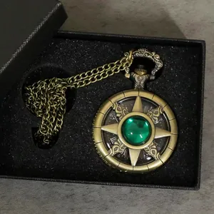 Détail de la montre à gousset en bronze avec gemme verte dans sa boîte cadeau