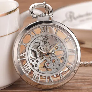 Détail d'une montre de poche mécanique squelette argentée avec cadran à chiffres romains