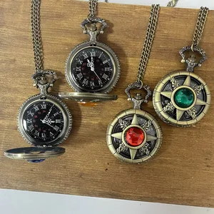 Gros plan détaillé de montres à gousset en bronze avec cadran étoilé et gemmes