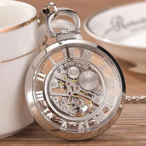 Gros plan détaillé d'une montre de poche mécanique squelette argentée avec chiffres romains