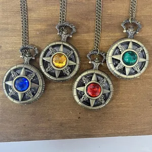 Détail de quatre montres à gousset en bronze antique avec pierres colorées au centre
