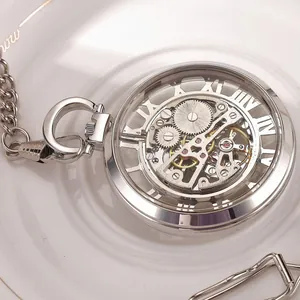 Vue détaillée d'une montre à gousset mécanique squelette argentée avec chiffres romains.