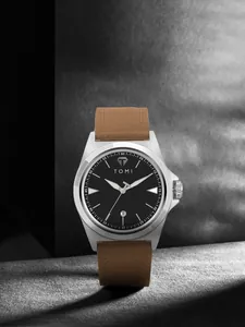 Gedetailleerd overzicht van het TOMI heren quartzhorloge met een bruine leren horlogeband
