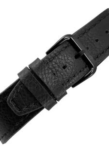 Close-up van zwarte leren horlogeband met textuur en zwarte metalen gesp.