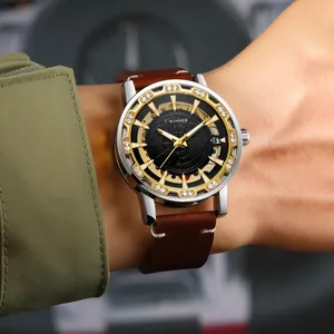 Primer plano del reloj mecánico Winner para hombre con bisel de pedrería y correa de cuero