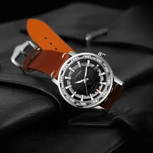 Vista detallada del reloj mecánico T-WINNER para hombre con esfera hueca y pedrería