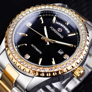 Détail macro d'une montre automatique Forsining pour homme avec lunette en or diamanté
