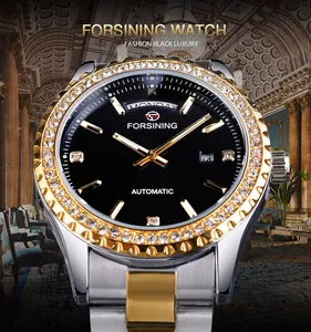 Gros plan de la montre automatique de luxe Forsining pour homme avec lunette en cristal