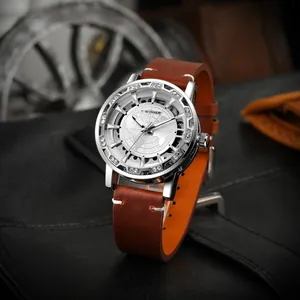 Vista detallada del reloj Winner para hombre con esfera de mapa mundial y bisel de diamantes