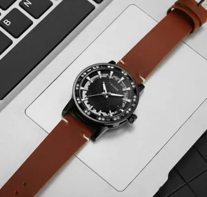 Detalle del reloj mecánico Winner para hombre con cristales y correa de cuero marrón.