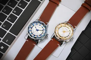 Dos relojes mecánicos Winner con esferas caladas y correas de cuero marrón
