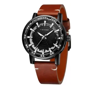 Primer plano del reloj mecánico manual Winner para hombre con esfera calada y piedras