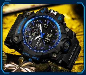 Gros plan sur la montre de sport tactique SANDA à double affichage