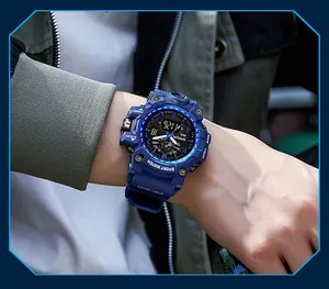 Détail de la montre numérique de sport bleue SANDA pour homme portée sur le poignet