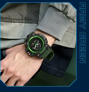 Gros plan détaillé d'une montre de sport numérique SANDA pour hommes en vert armée au poignet