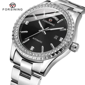 Gros plan d'une montre automatique Forsining pour hommes avec lunette en strass et acier