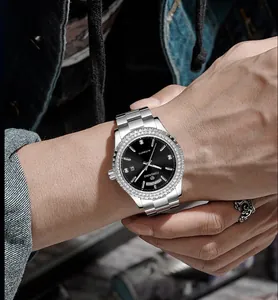 Gros plan sur la montre automatique de luxe Forsining pour homme avec lunette en strass