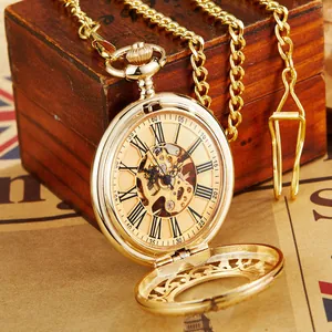 Montre de poche mécanique vintage dorée avec couvercle ajouré et chaîne de collier assortie