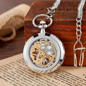 Gros plan détaillé d'une montre à gousset mécanique squelette vintage avec engrenages dorés