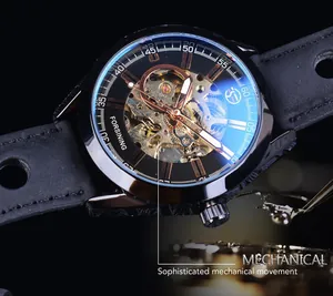 Gros plan détaillé de la montre squelette Forsining avec mouvement mécanique sophistiqué